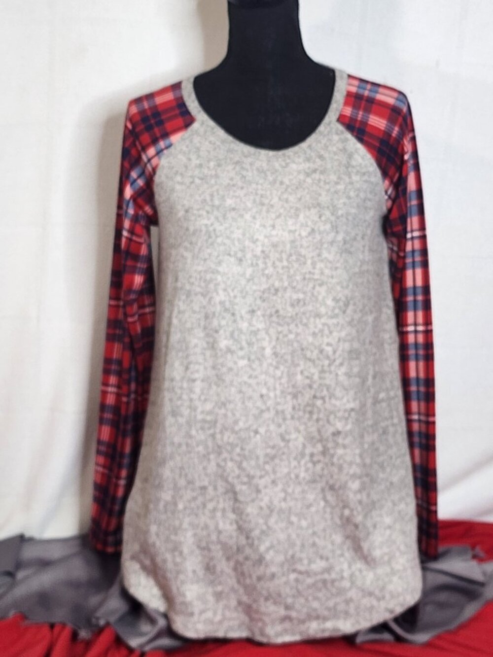 Reb. In J. 220 Grey Black Heather with Red Blue Plaid LS Poly Span Top Size M
